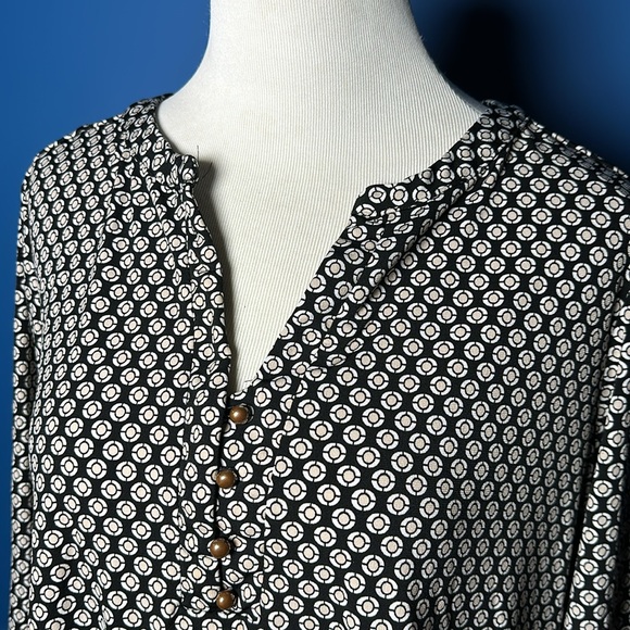 Dana Buchanan top - Picture 2 of 8